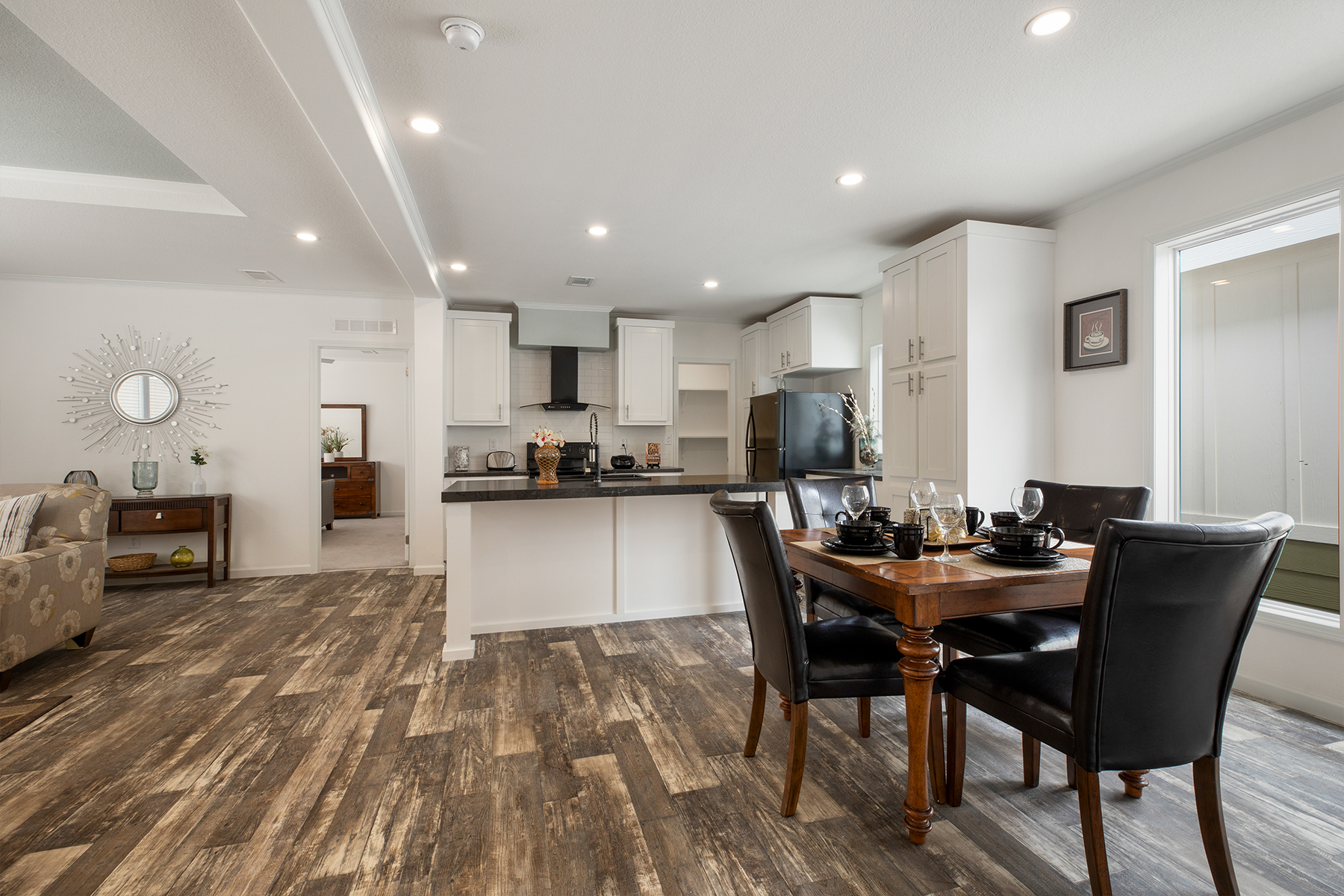 TE2856N dining.jpg